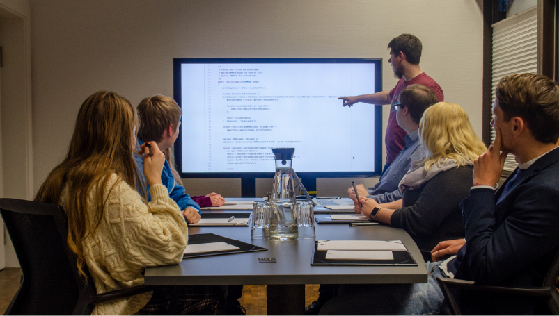 Nicht nur Designs und Marketingkonzepte werden bei uns gemeinschaftlich besprochen,sondern auch wichtige Punkte in der Softwareentwicklung | HEPTACOM-Team Das HEPTACOM-Team im Meeting: Wir besprechen Konzepte Designs & Softwareanpassungen gemeinschaftlich - Für starke Ergebnisse.