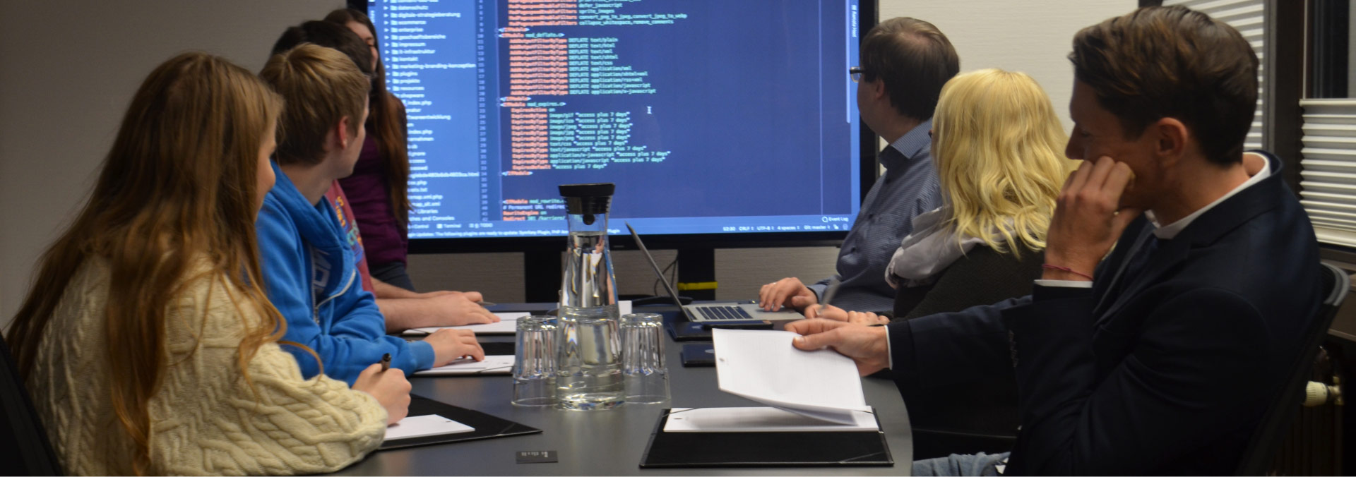 Softwareentwicklung und das Design-Team bei der Besprechung einer größeren Anpassung. Saubere Softwareentwicklung und Programmierung wird im Team besprochen.
